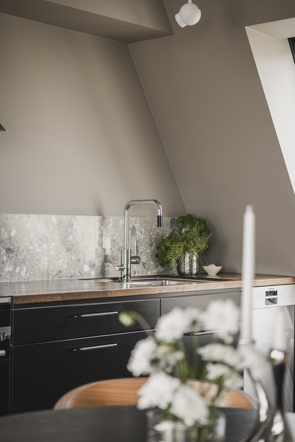 cuisine noire et terrazzo gris