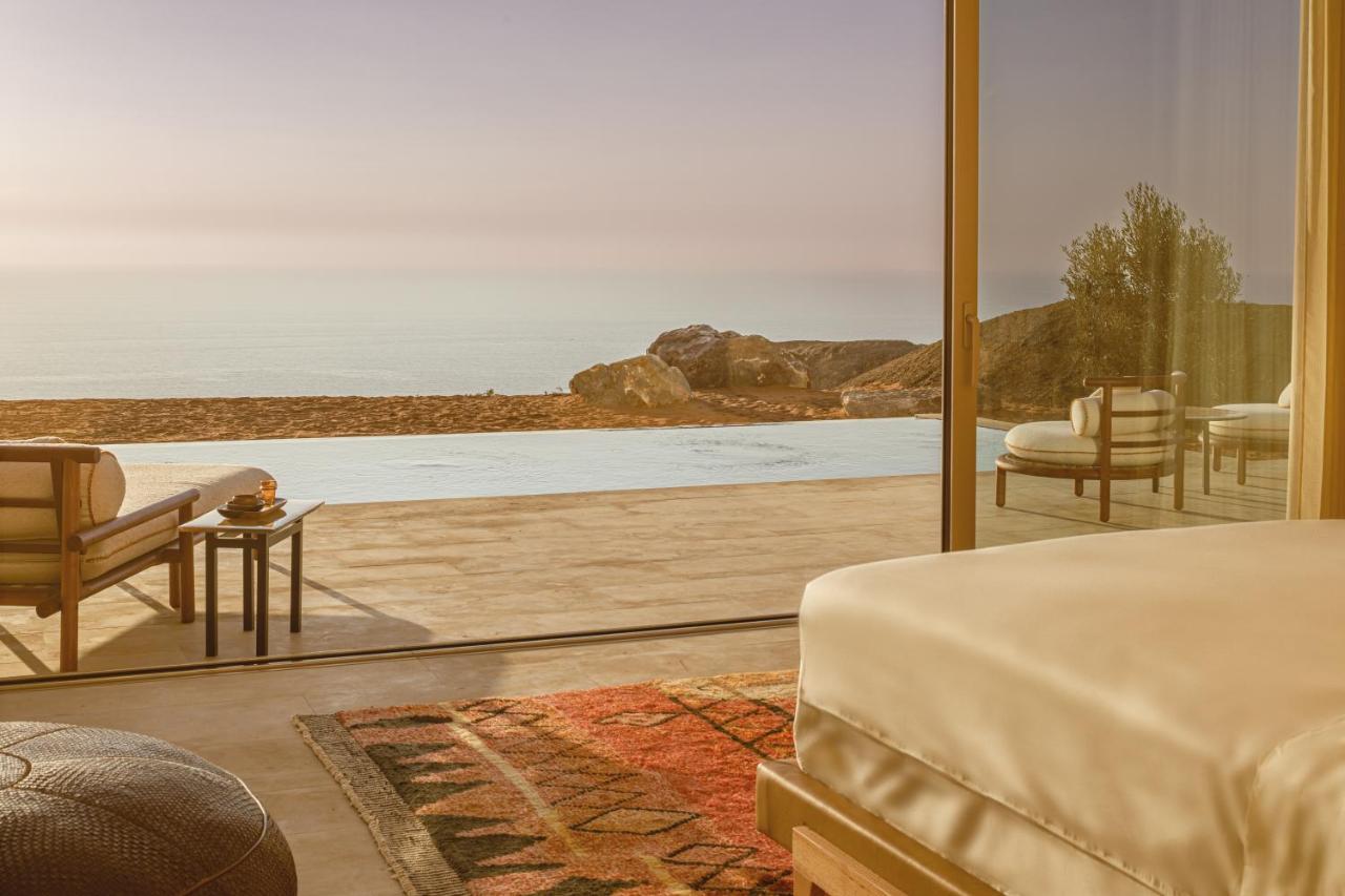 chambre avec terrasse et piscine