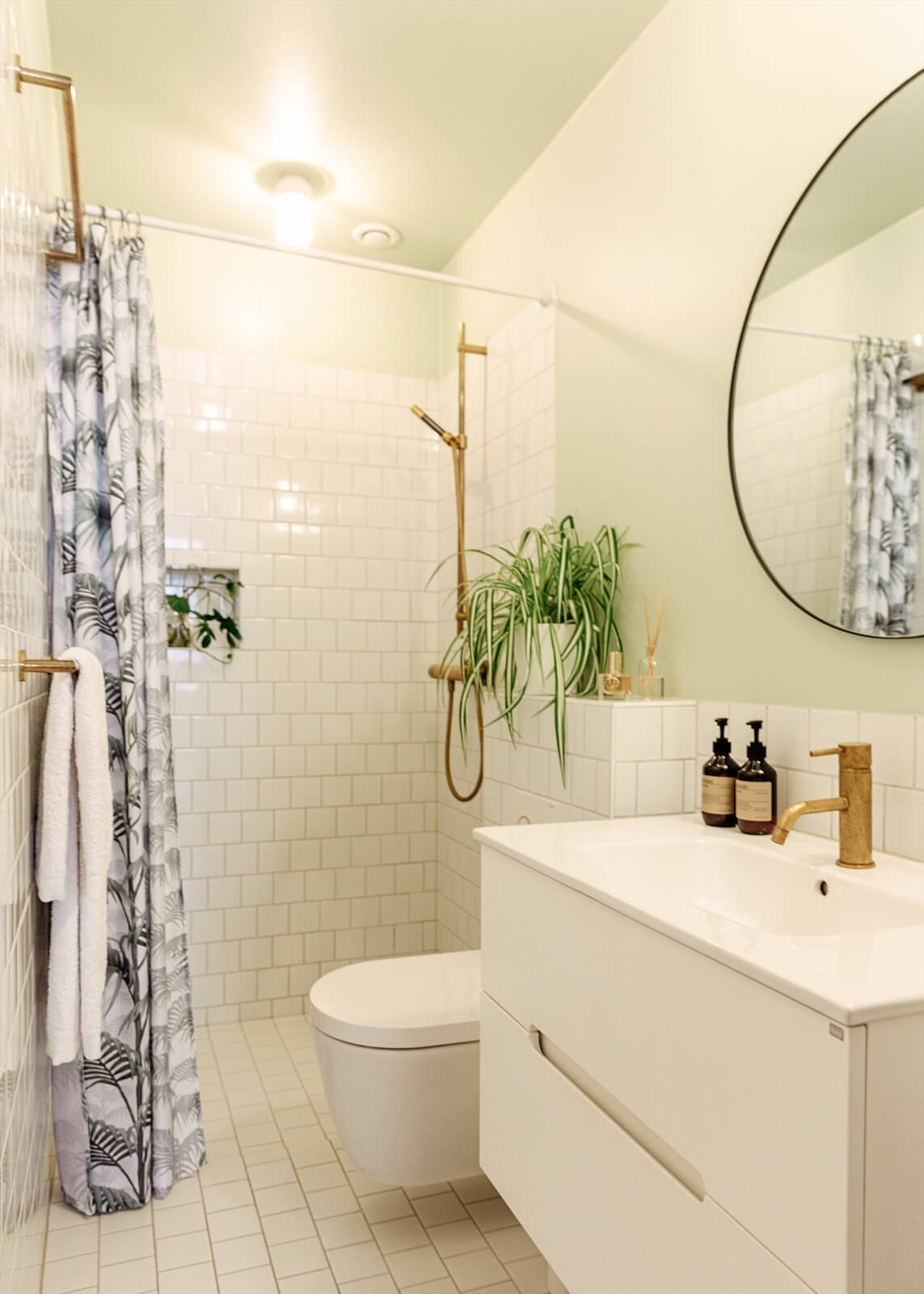 salle de bain blanche douche à l'italienne