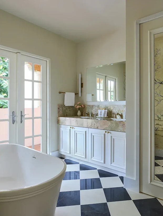 salle de bain sol à damier décoration contemporaine