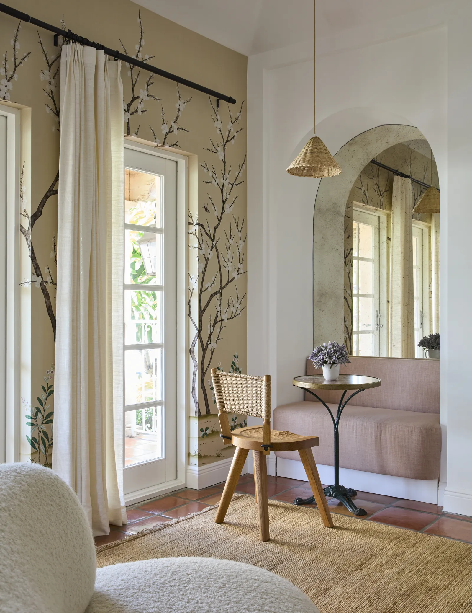 salon avec papier-peint décoration contemporaine
