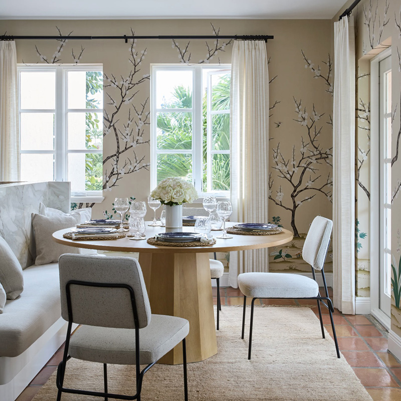 salle à manger avec banc et papier-peint végétal
