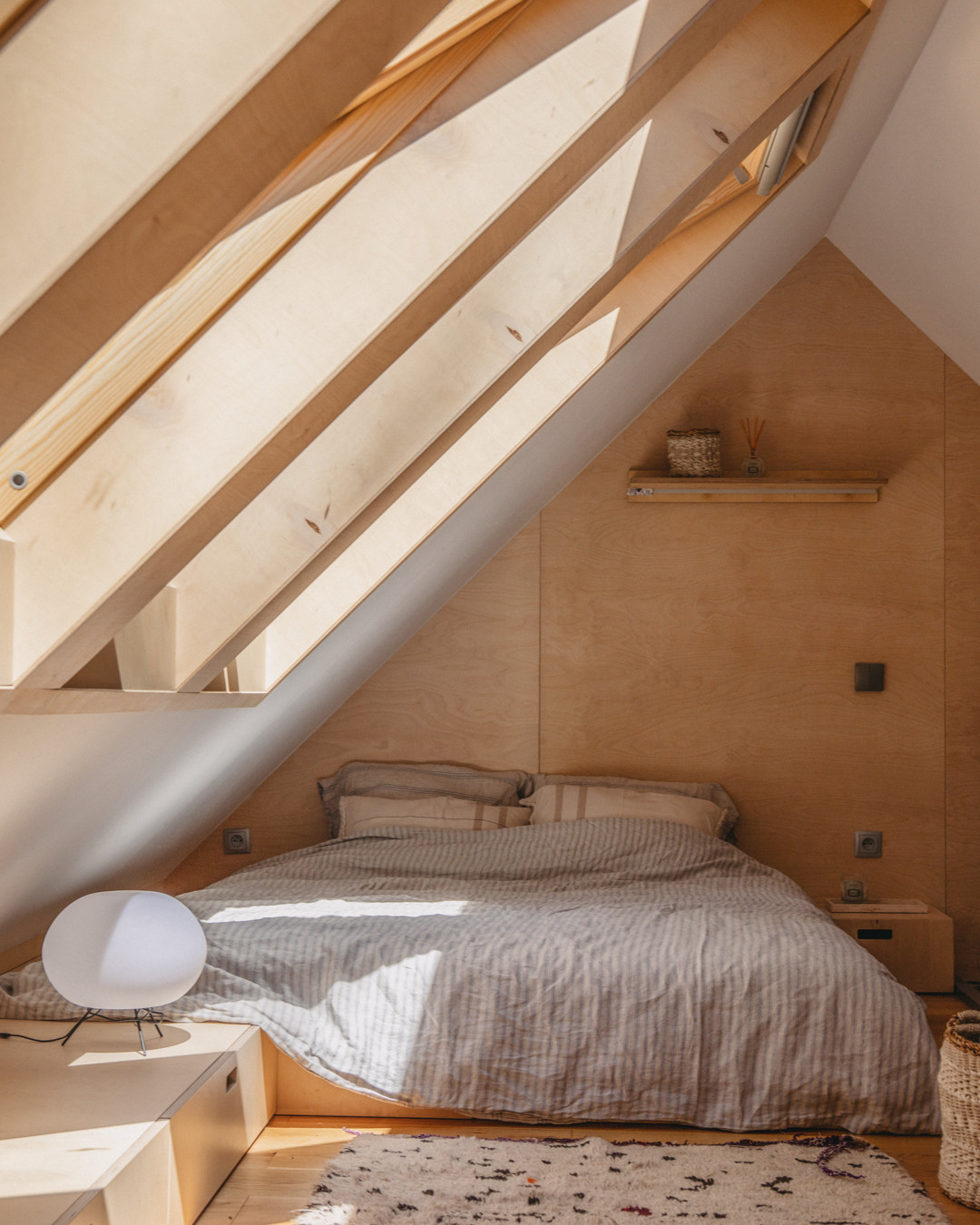 chambre sur mezzanine mini maison 35m2 en bois
