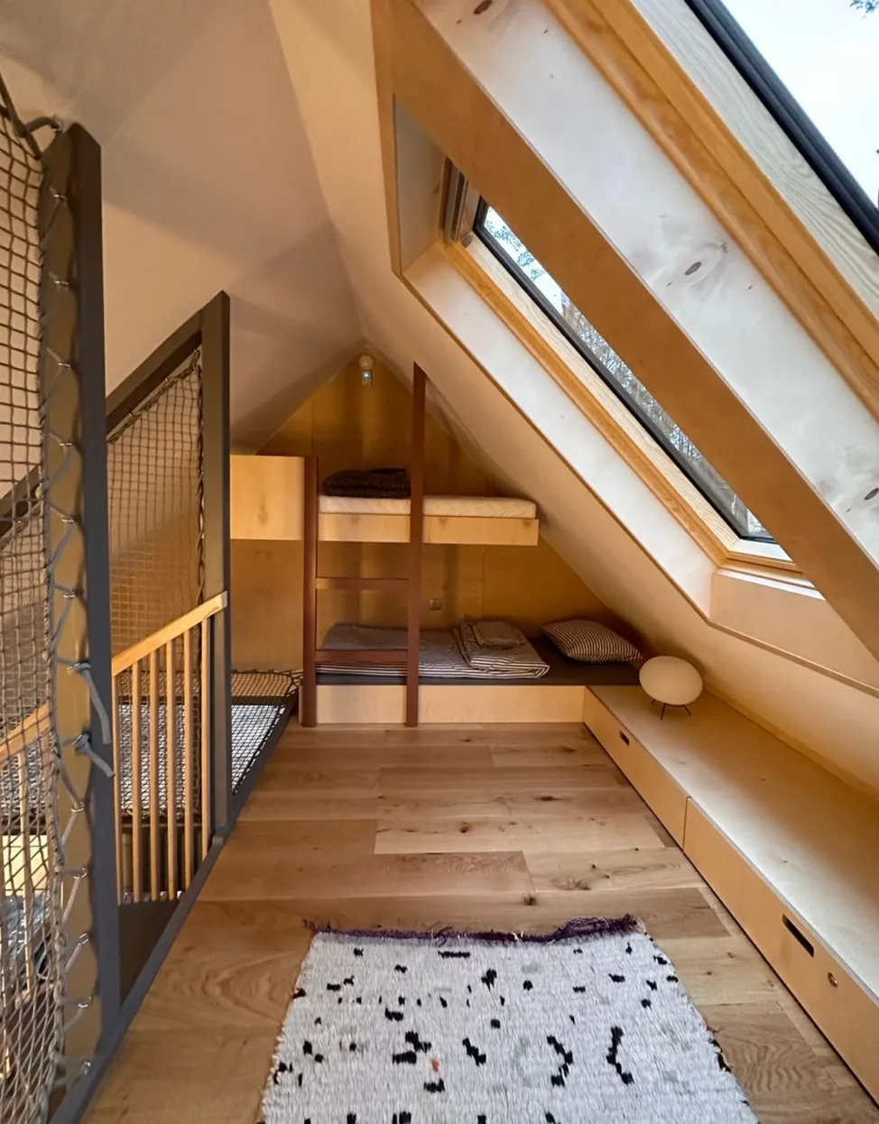 lit superposés sur mezzanine