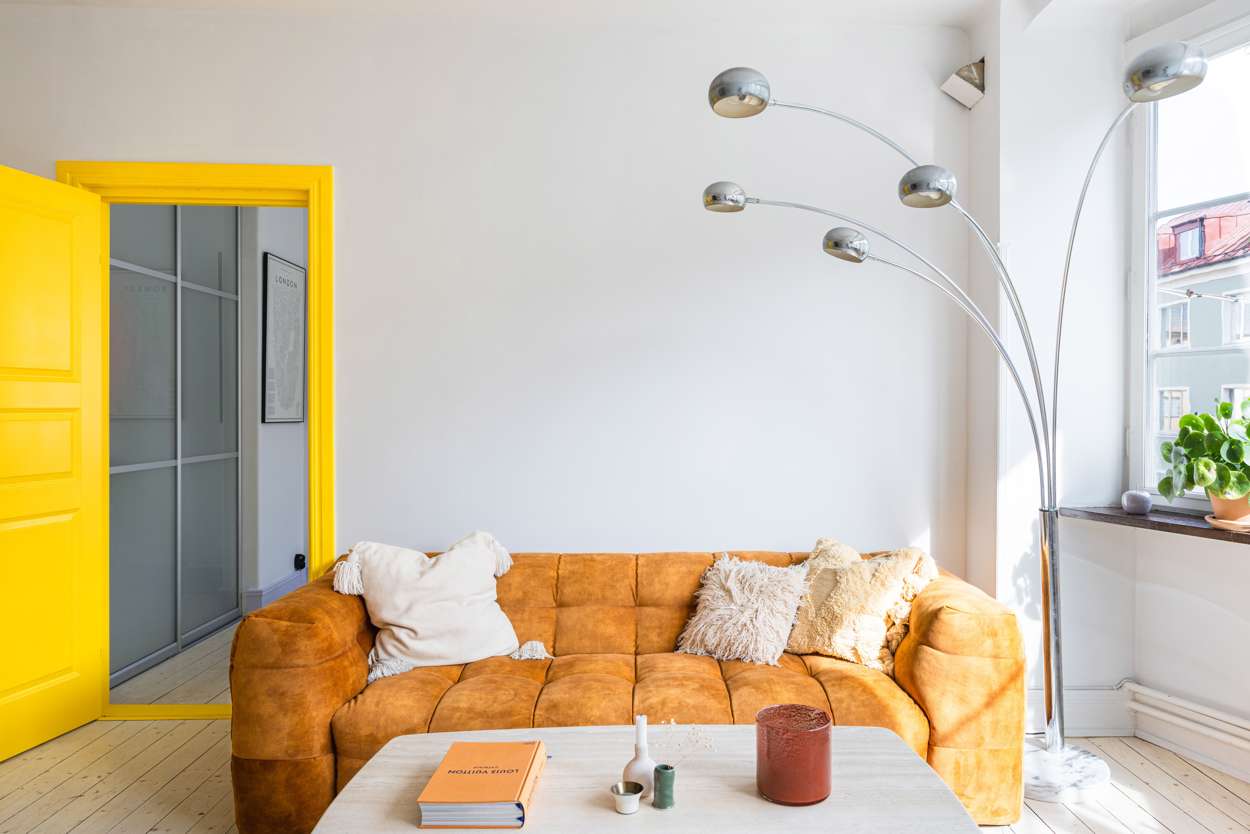 salon deux-pièces 44m2 décoration jaune