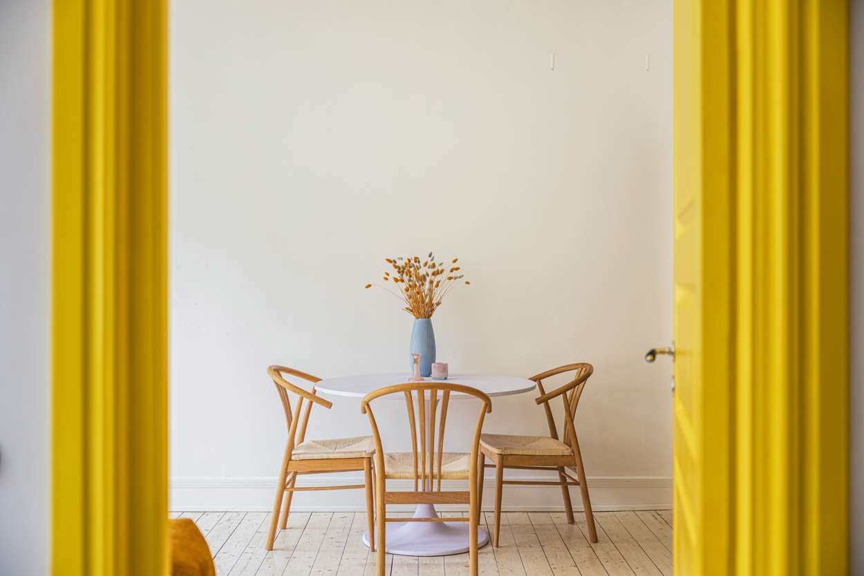 salon deux-pièces 44m2 décoration jaune