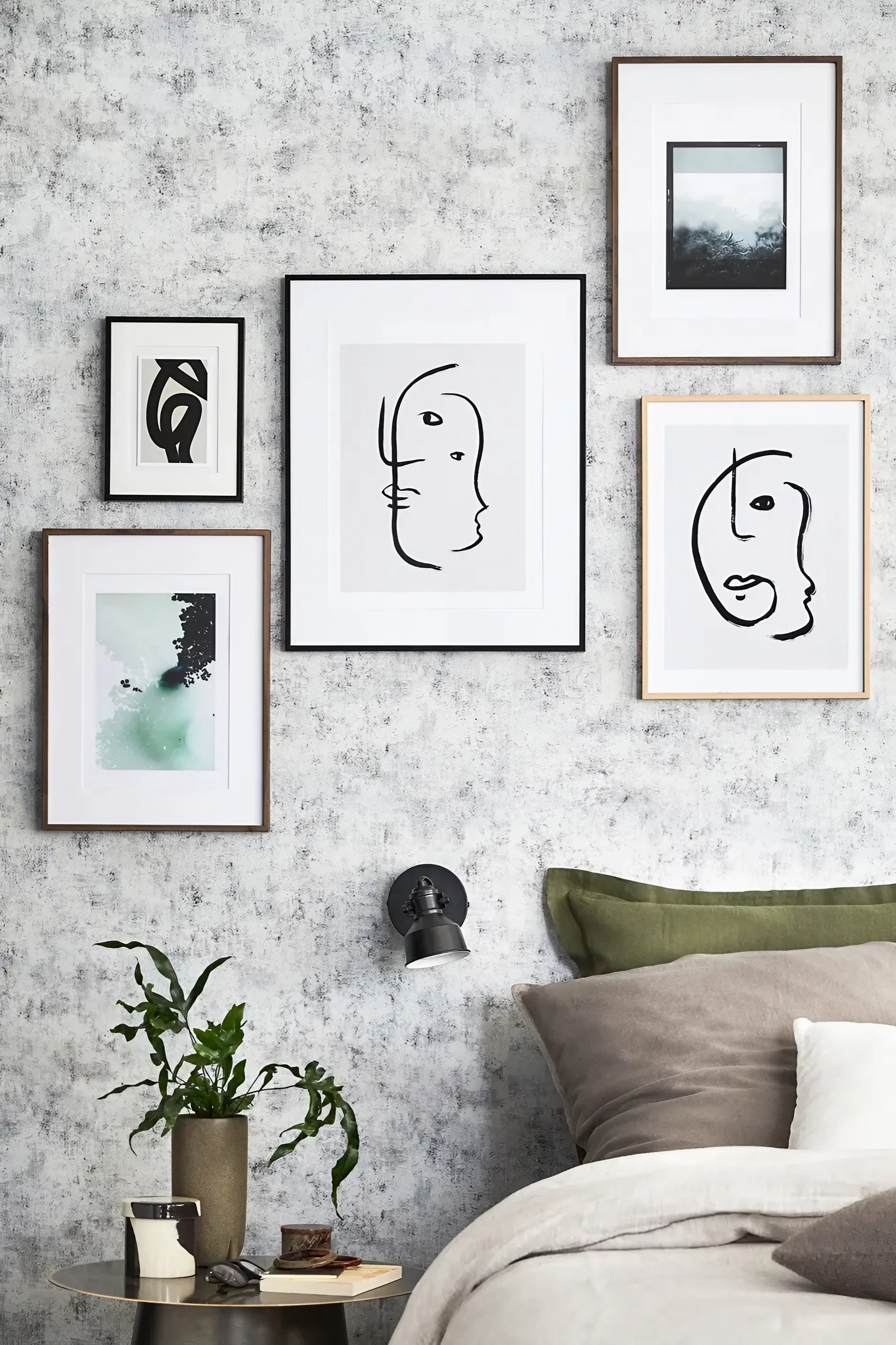 chambre avec mur de cadres