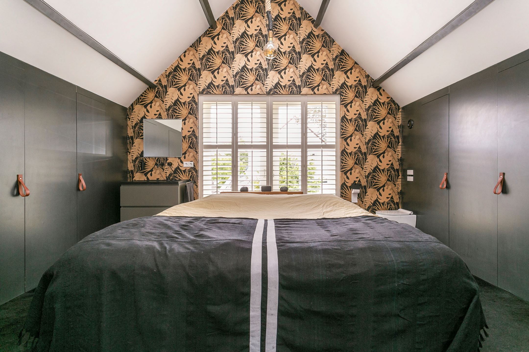 chambre mansardée avec placard et avec papier-peint chambre mansardée avec placard et avec papier-peint