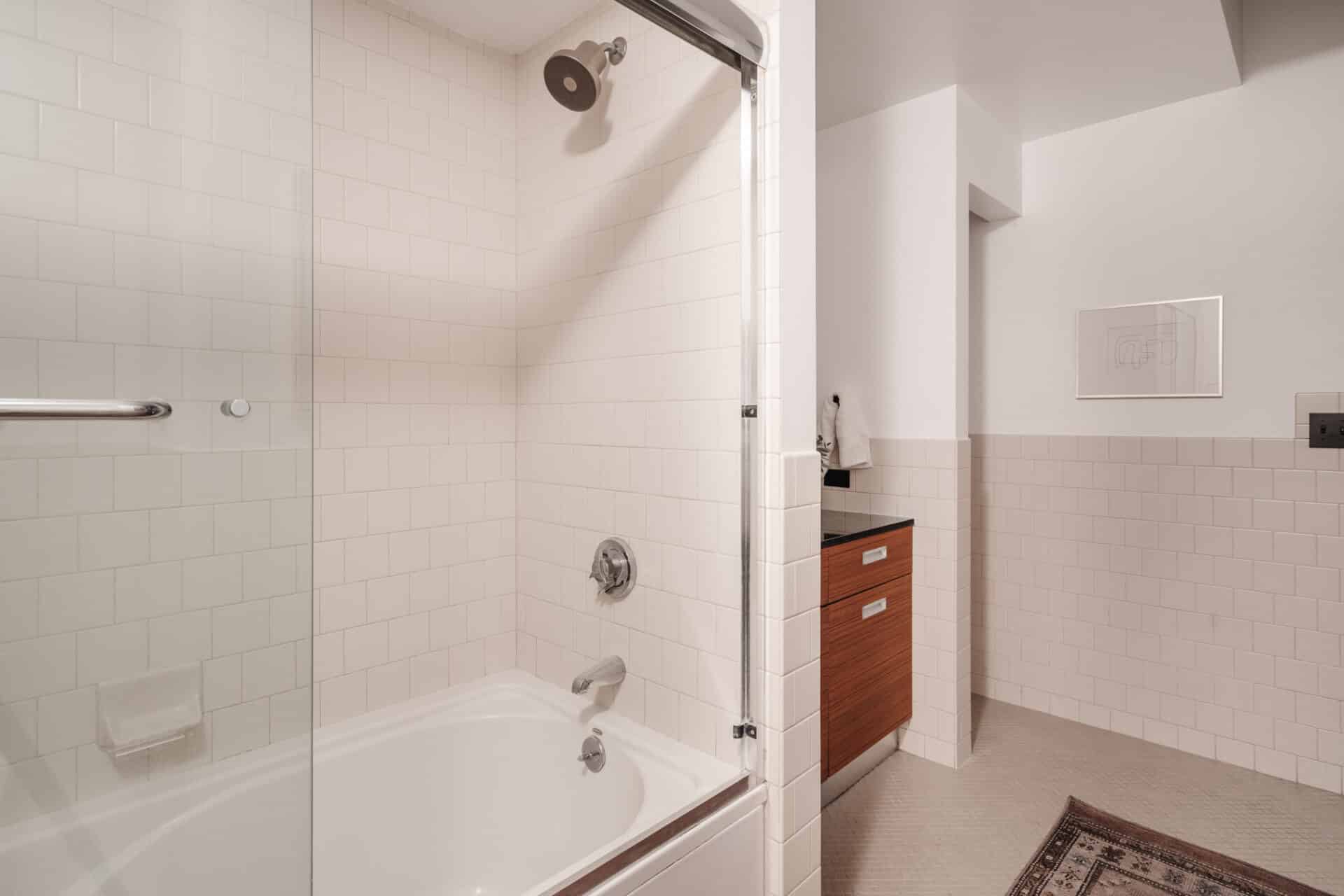 salle de bain blanche et bois