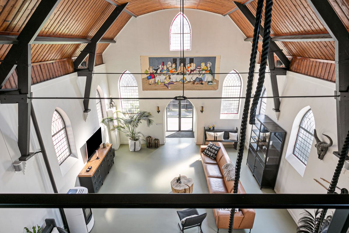 salon loft dans ancienne église décoration industrielle salon loft dans ancienne église décoration industrielle