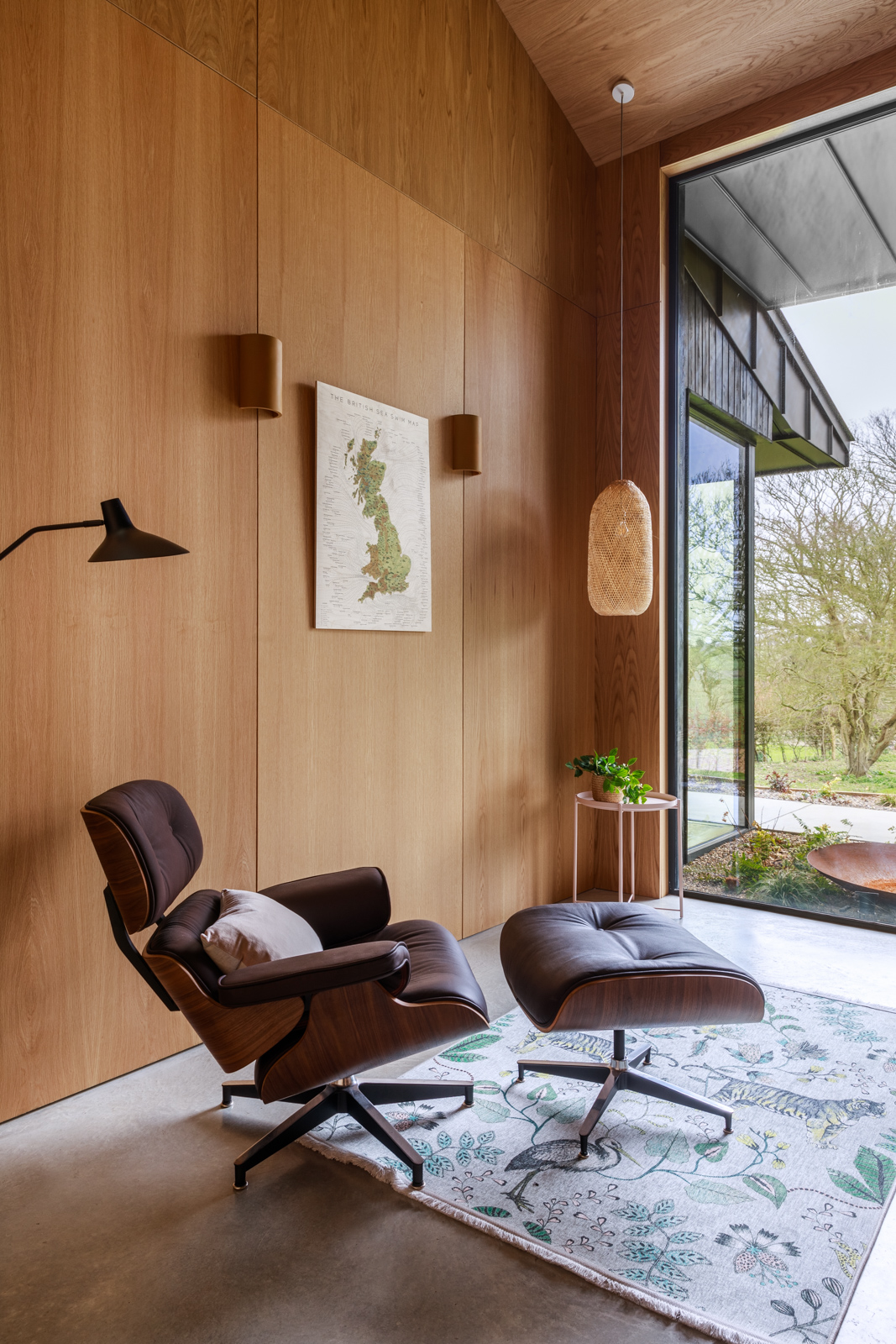 salon avec fauteuil lounge Eames maison contemporaine