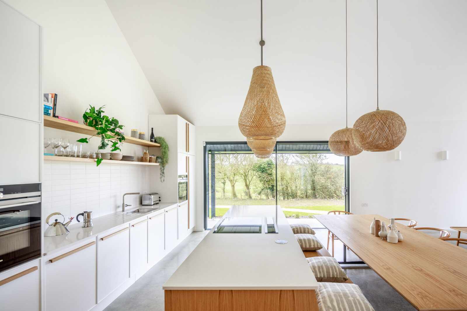 cuisine ouverte design blanche et bois