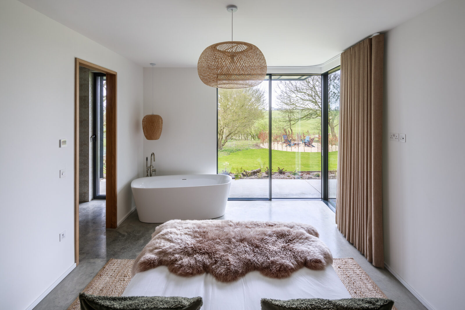 chambre avec baignoire îlot maison contemporaine