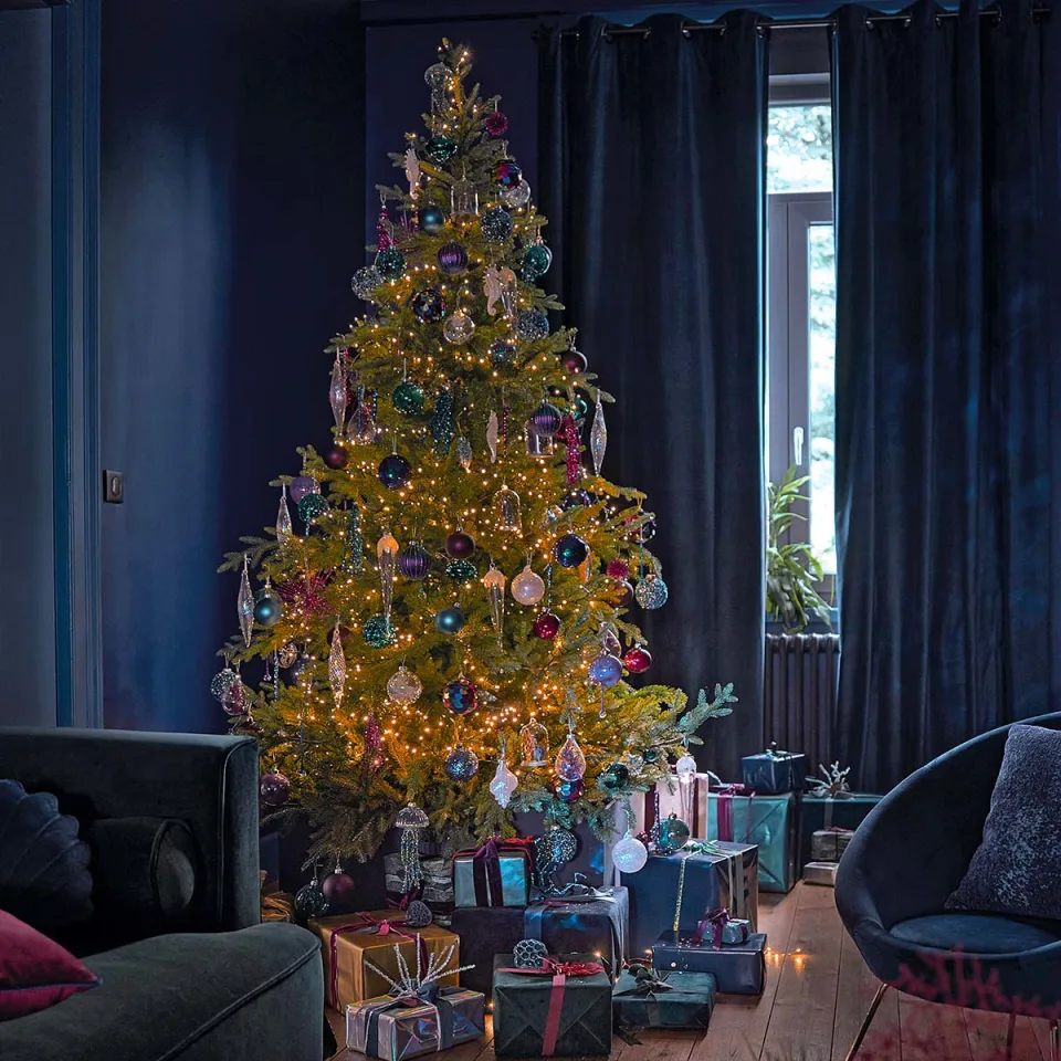 salon avec sapin décoration bleue Maisons du Monde Noël 2023