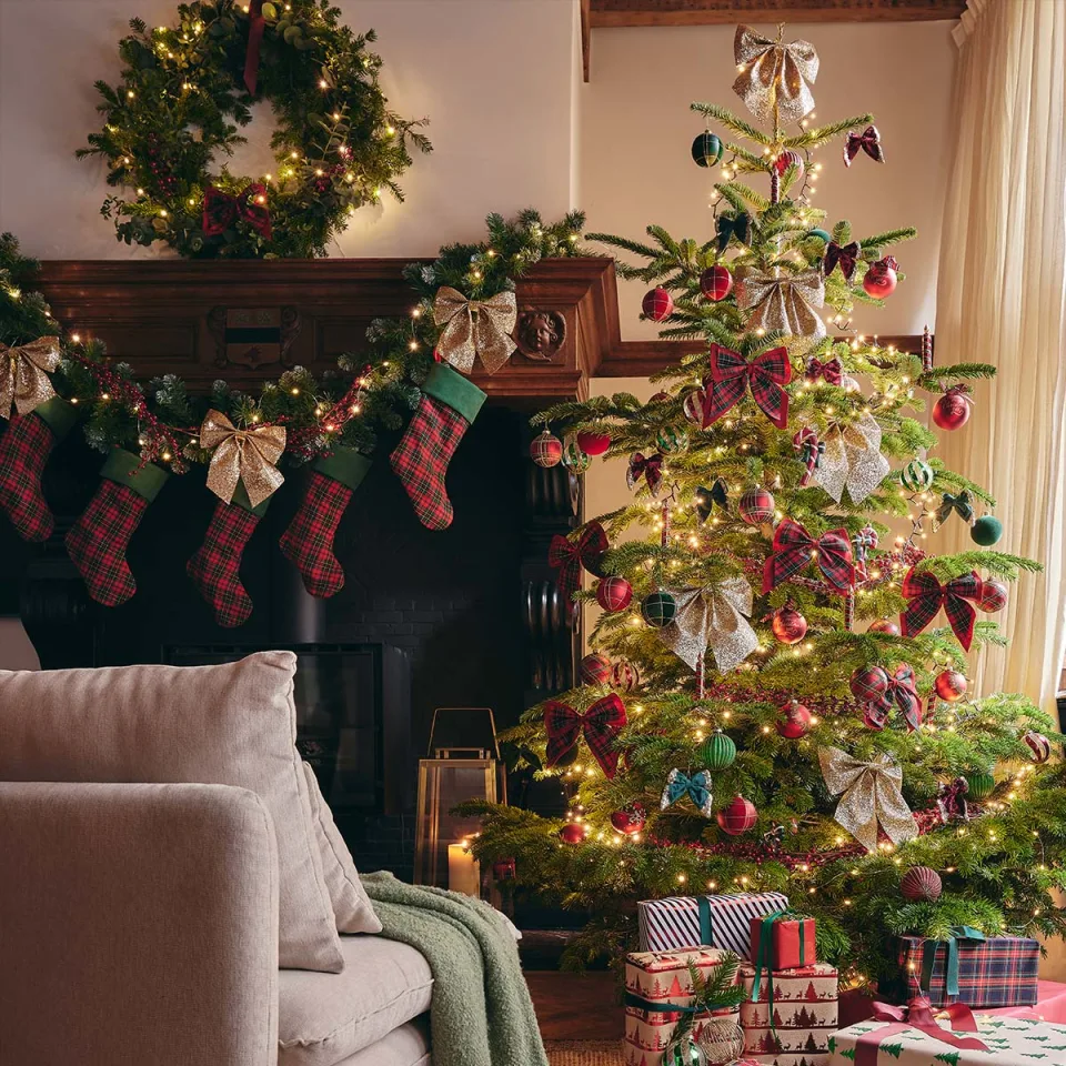 salon avec sapin rouge et vert