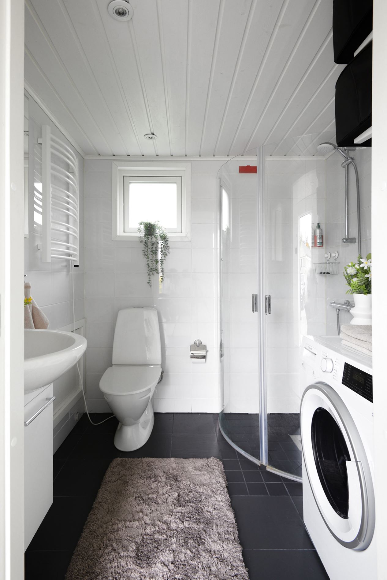 salle d salle d'eau avec douche d'angle à l'italienne