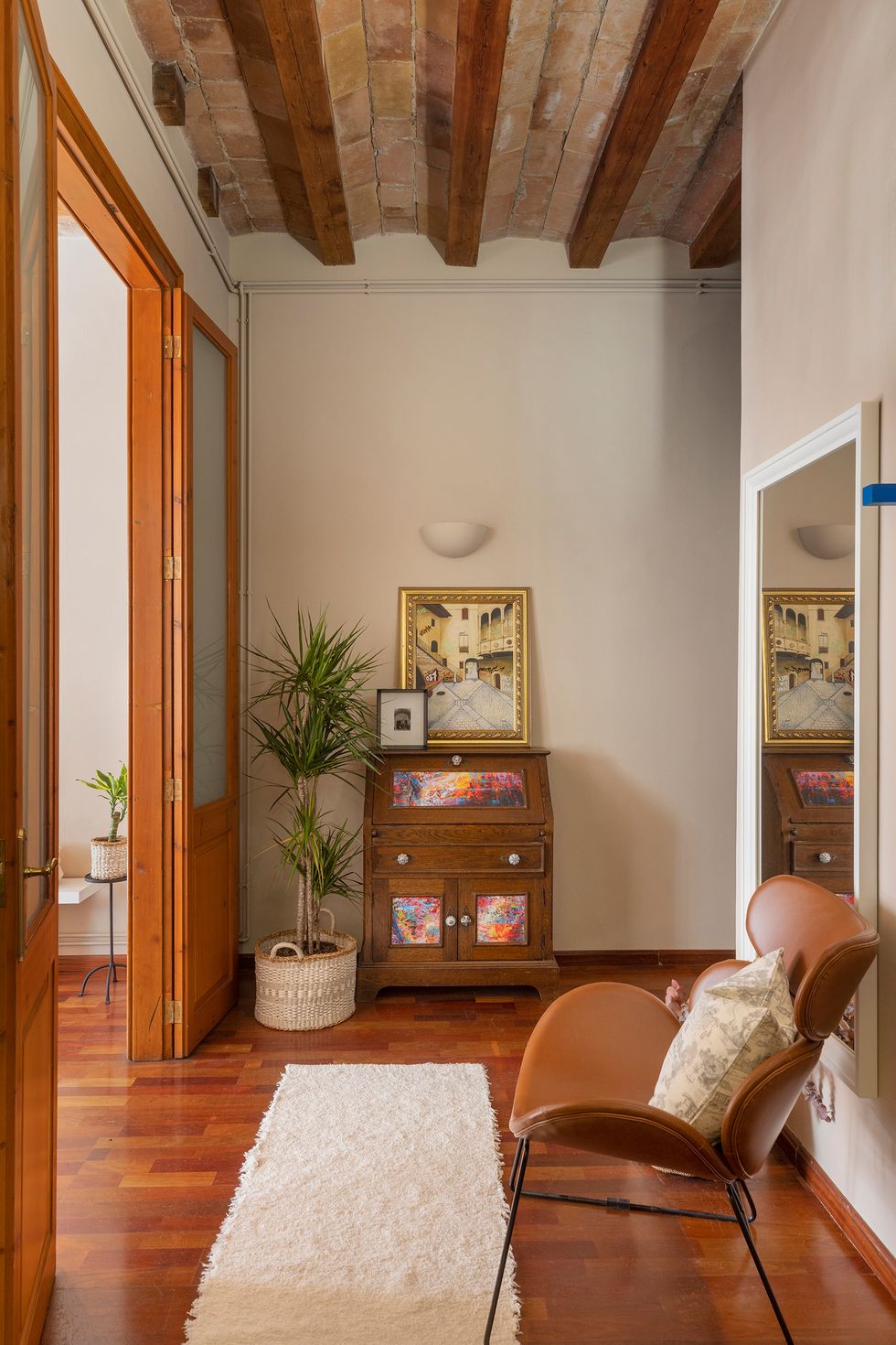 entrée avec fauteuil cuir et miroir entrée avec fauteuil cuir et miroir