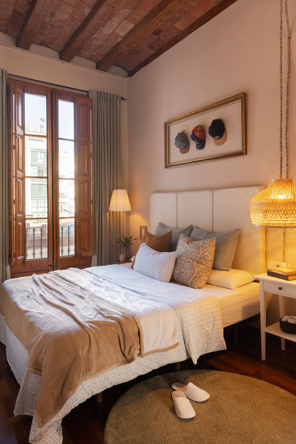 chambre volets intérieurs plafond voûté catalan décoration contemporaine chambre volets intérieurs plafond voûté catalan décoration contemporaine