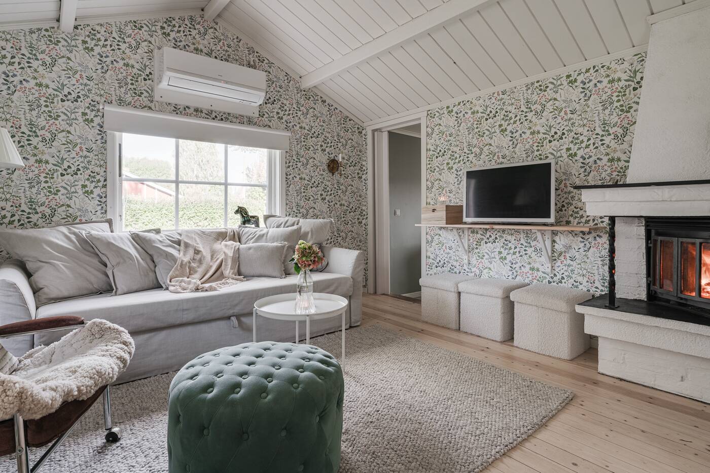 salon avec papier-peint fleuri décoration scandinave petite maison 41m2 salon avec papier-peint fleuri décoration scandinave petite maison 41m2