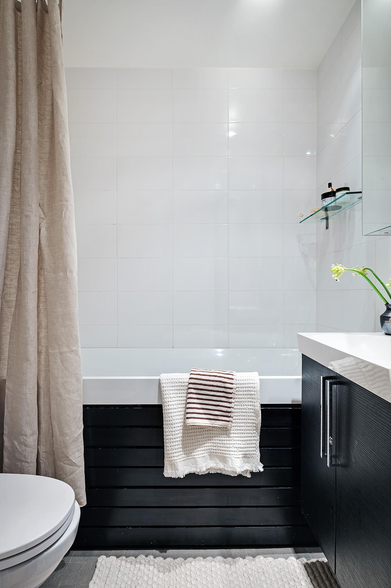 salle de bain noire et blanche
