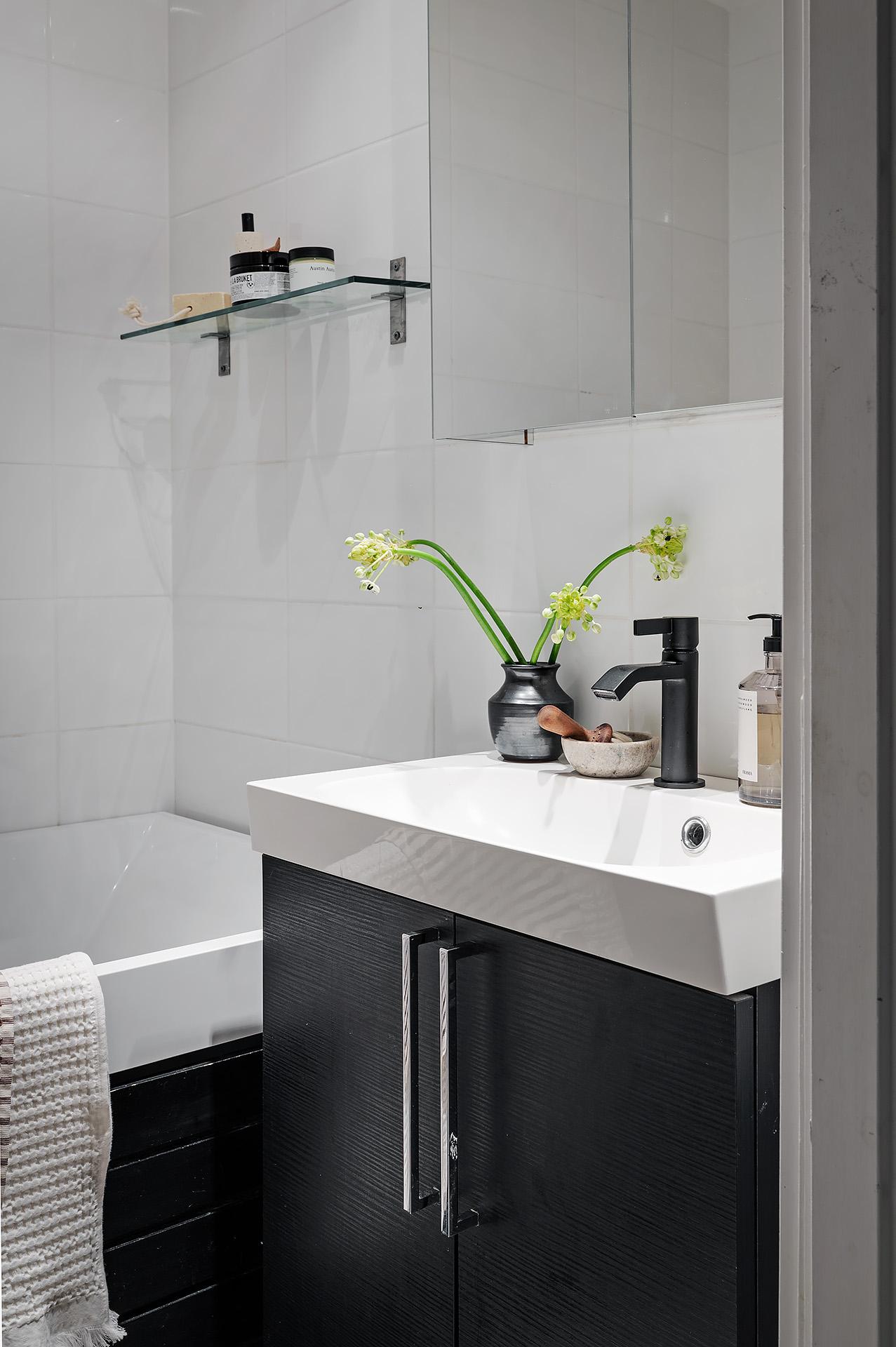 salle de bain noire et blanche