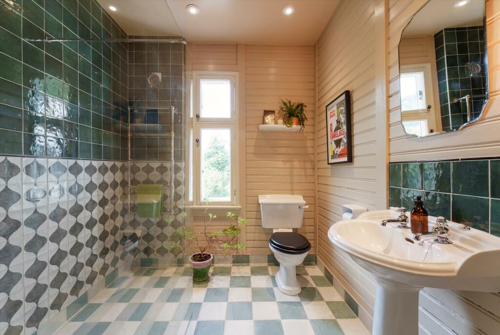 salle de bain sol à damier maison de Sex Education de Netflix salle de bain sol à damier maison de Sex Education de Netflix