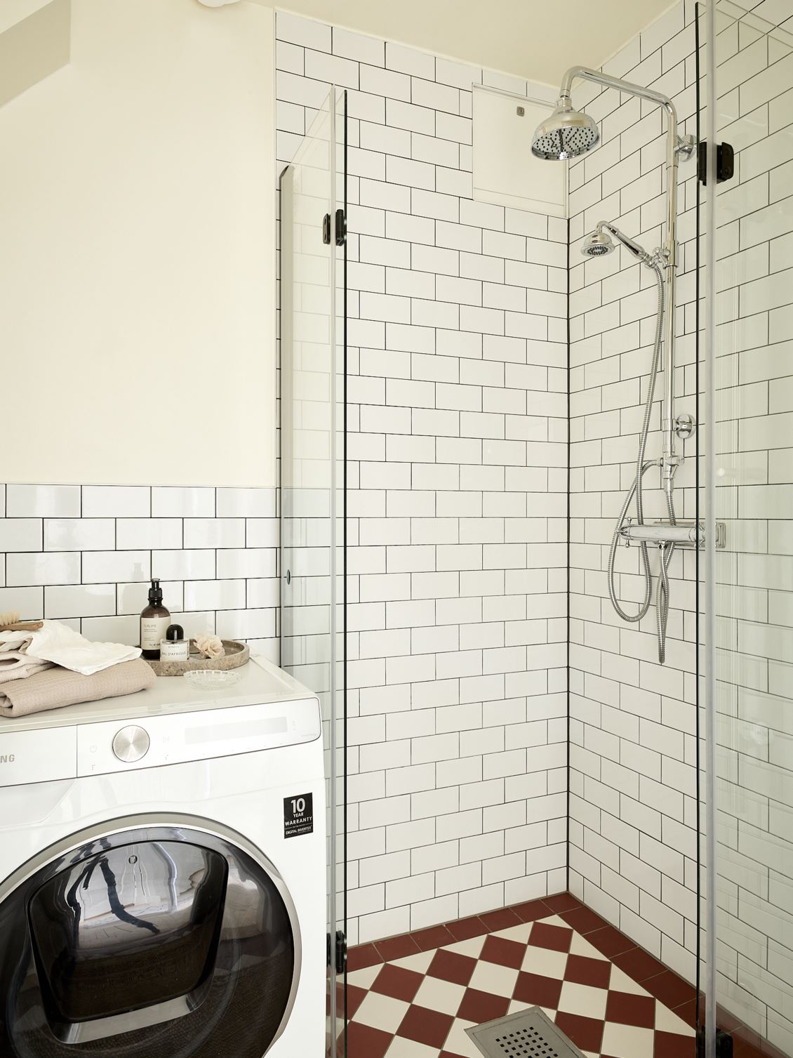salle de bain avec douche et sol à damier