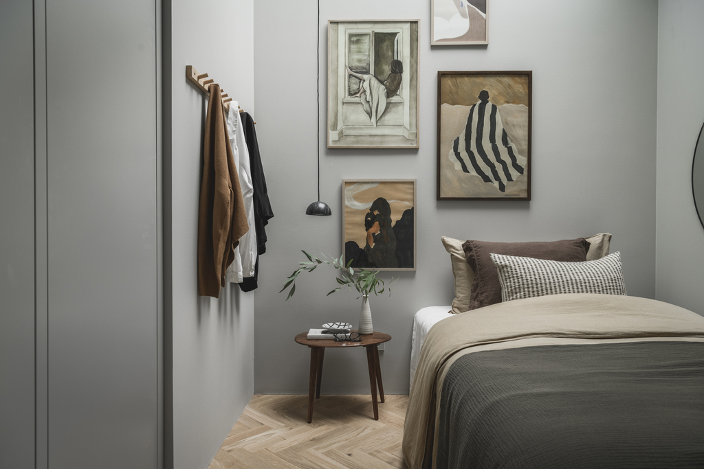 chambre grise avec velux mur de cadres chambre grise avec velux mur de cadres