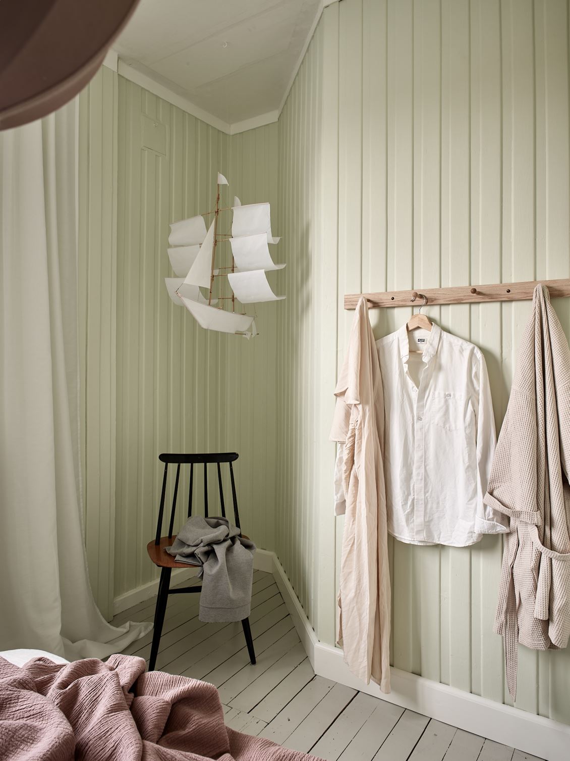 chambre mur vert pâle décoration scandinave