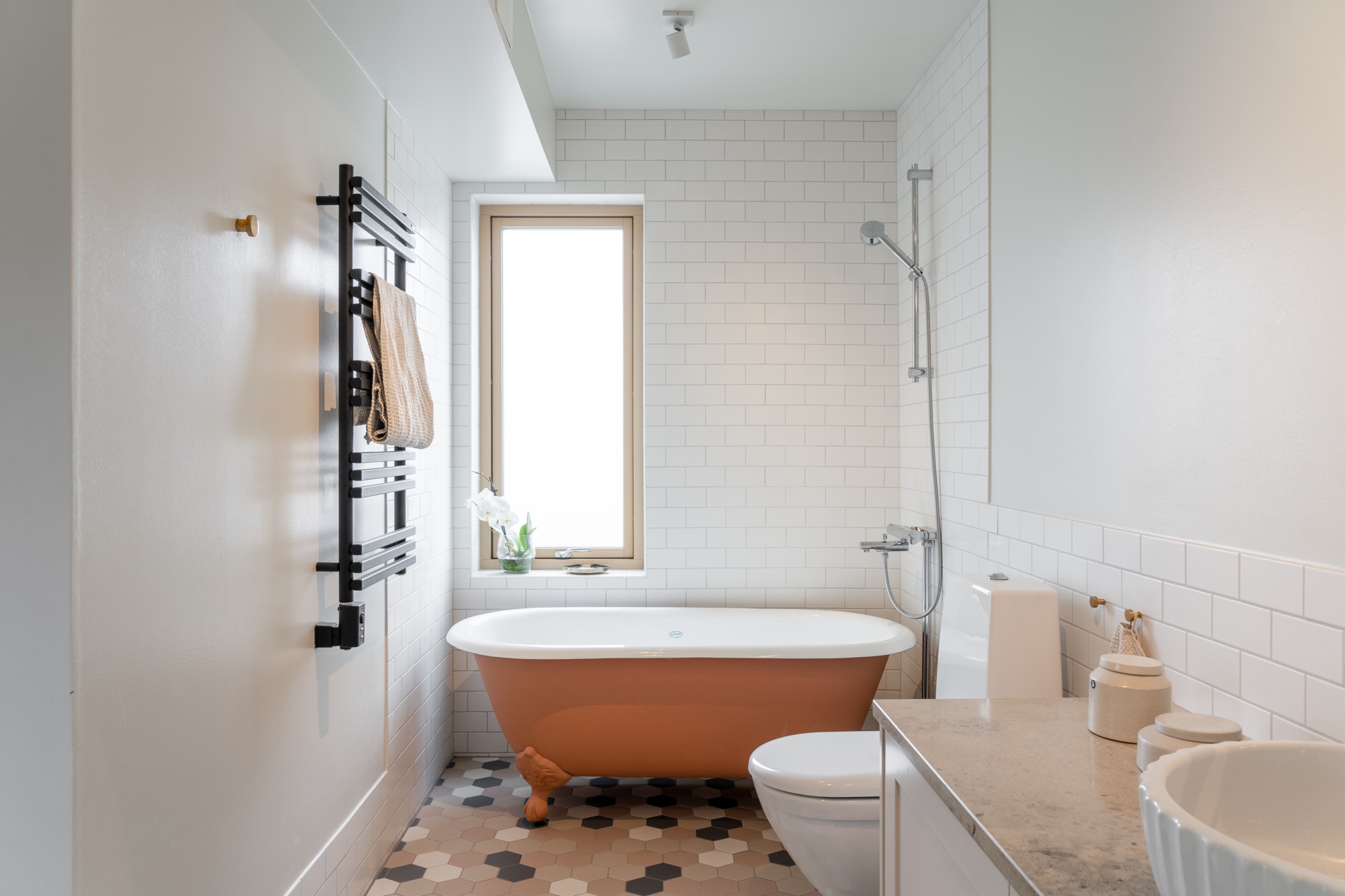 salle de bain avec baignoire rétro