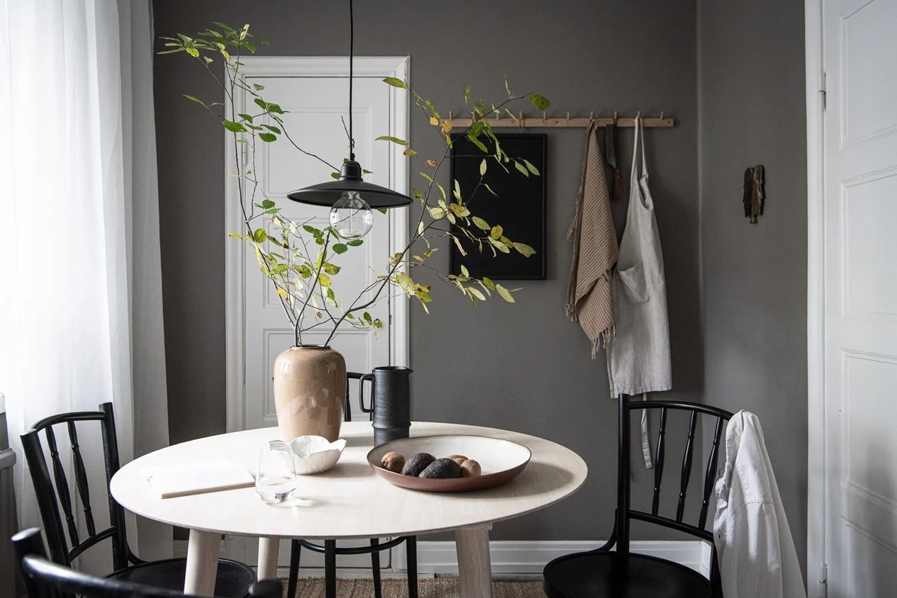 salle à manger mur gris décoration scandinave