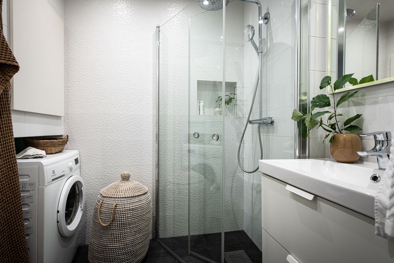 salle de bain avec douche italienne d'angle