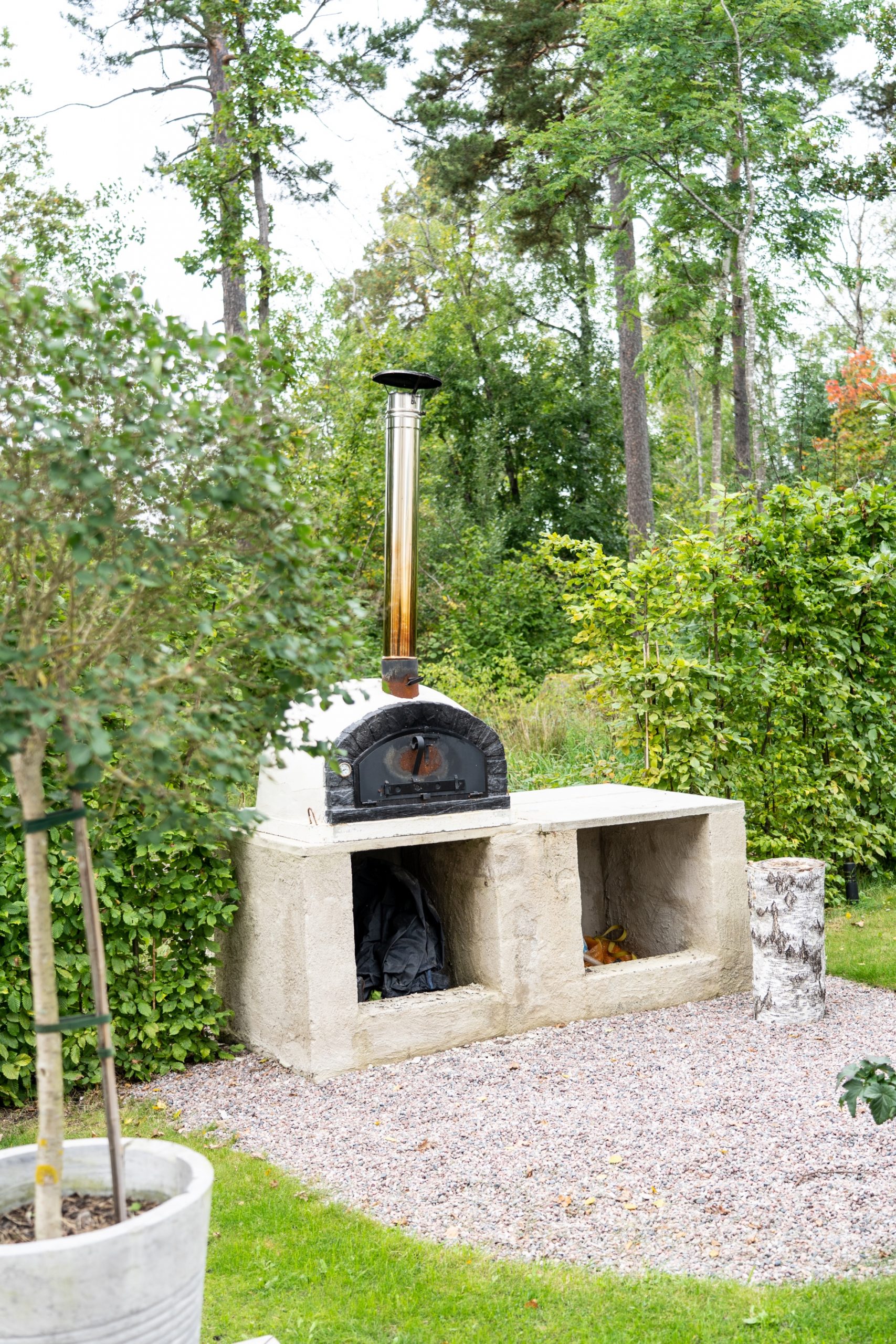 four à pizza dans jardin