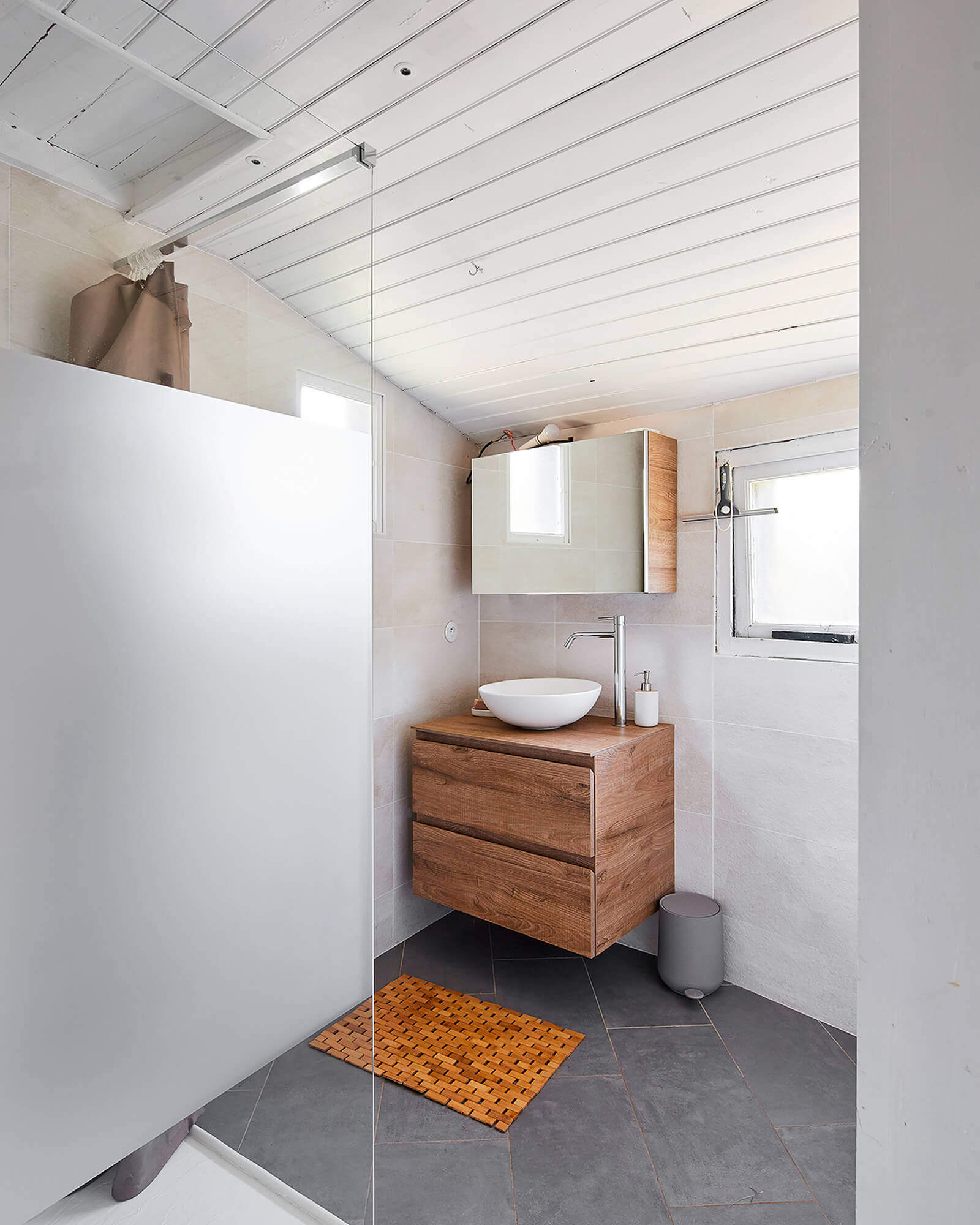 salle de bain design grise et bois