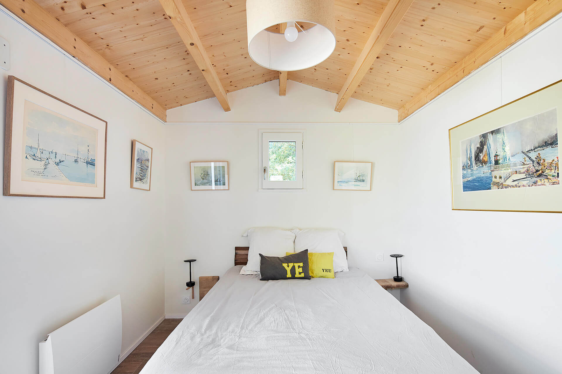 chambre minimaliste plafond bois