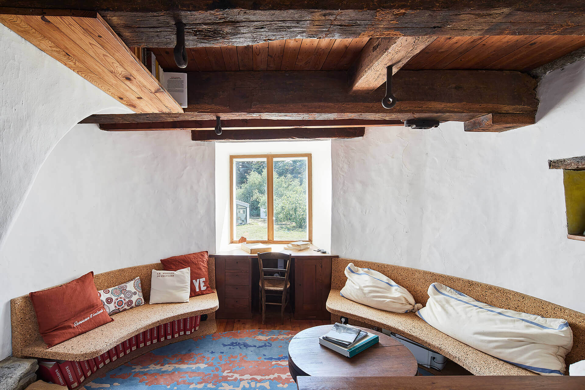 salon dans ancien moulin rénové