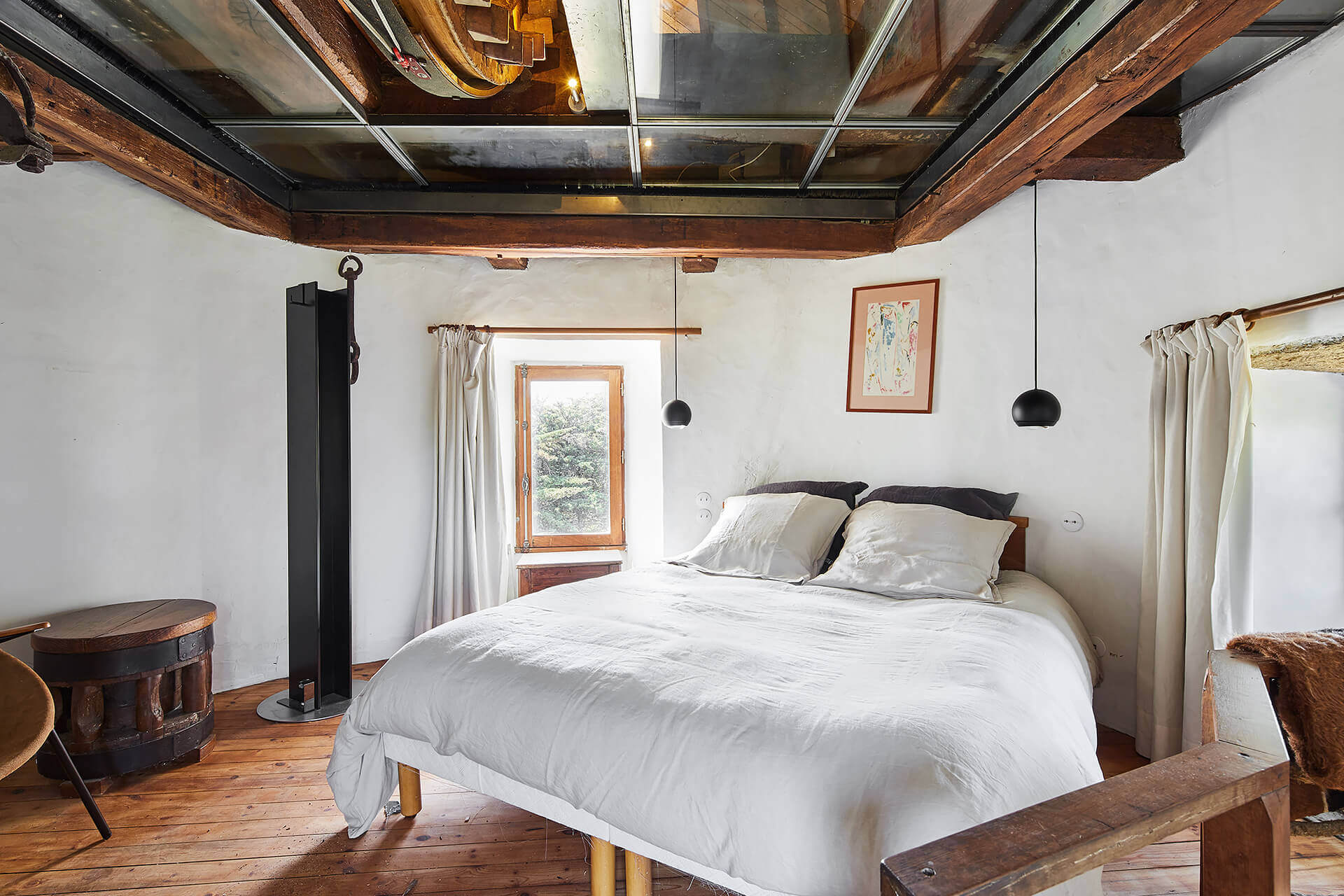 chambre avec roue dans ancien moulin rénové