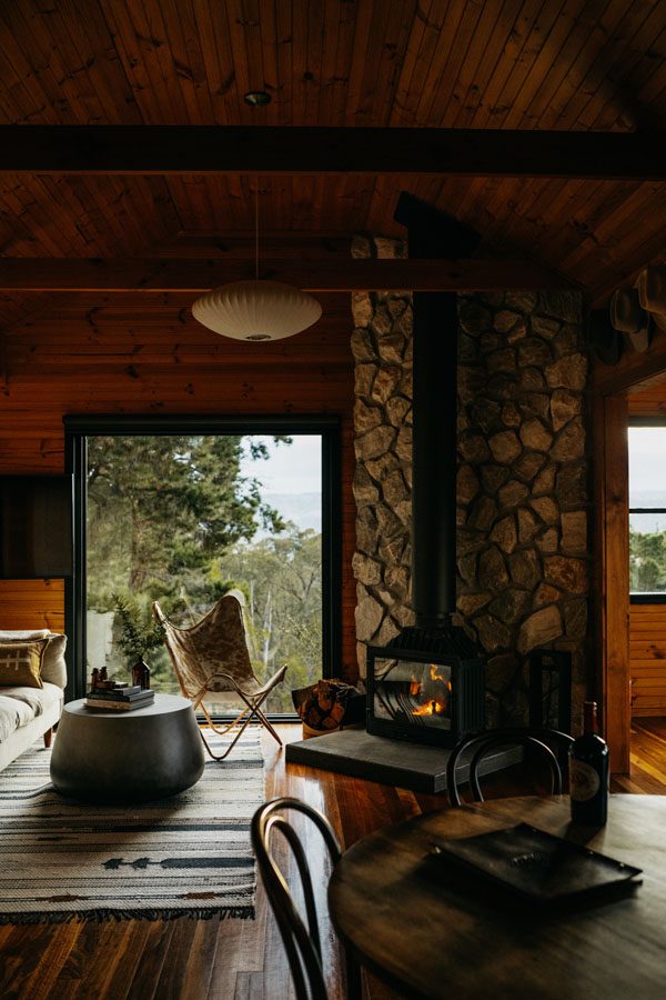 salon maison en bois et pierres
