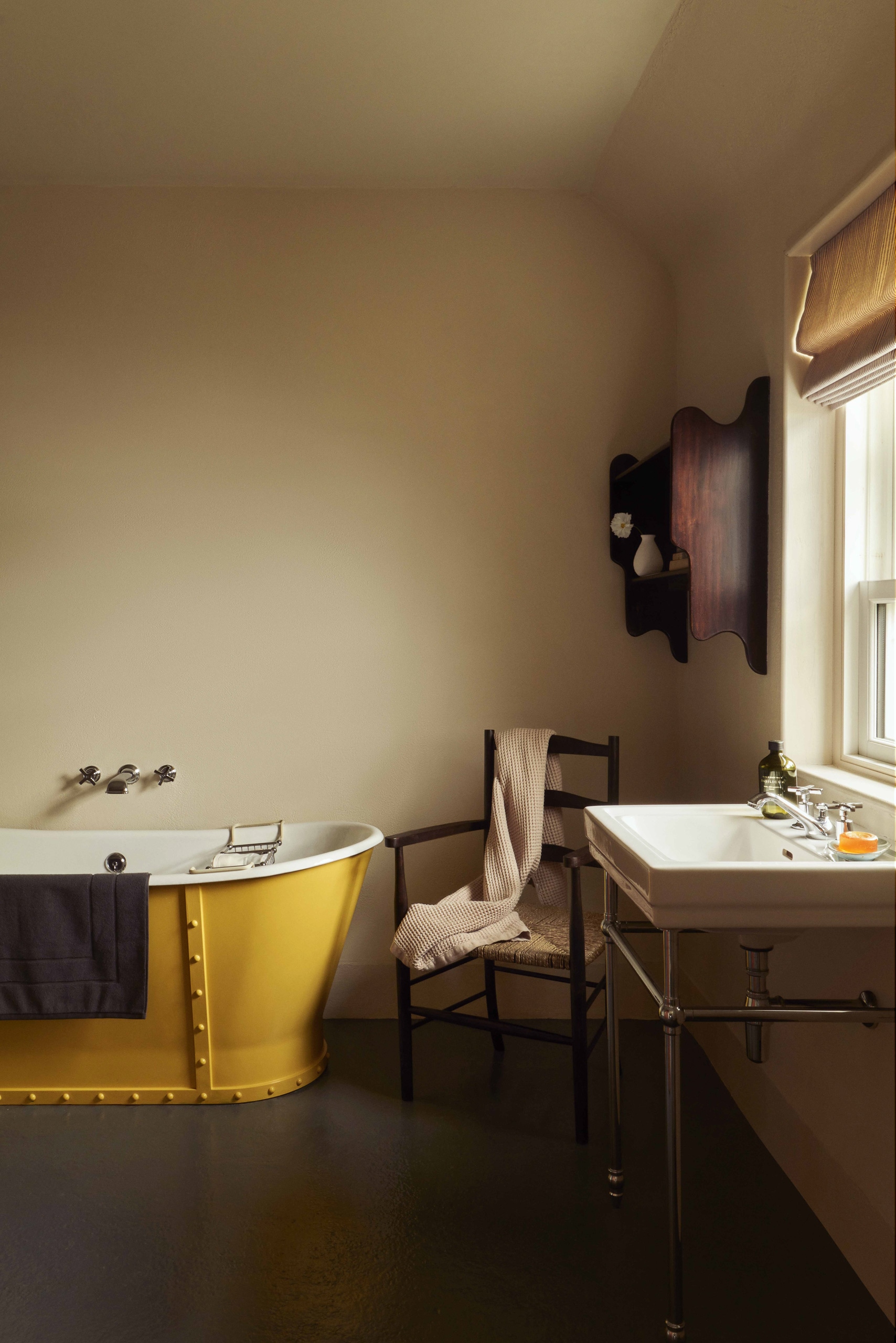 salle de bain baignoire jaune rétro