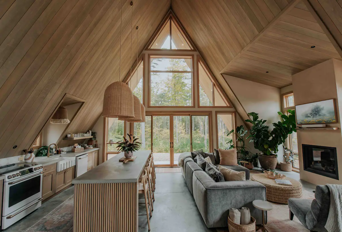 salon avec cuisine ouverte maison A-Frame écologique salon avec cuisine ouverte maison A-Frame écologique
