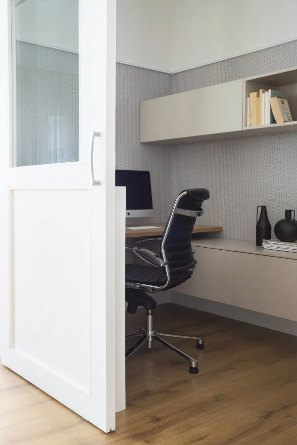espace bureau fermé dans salon