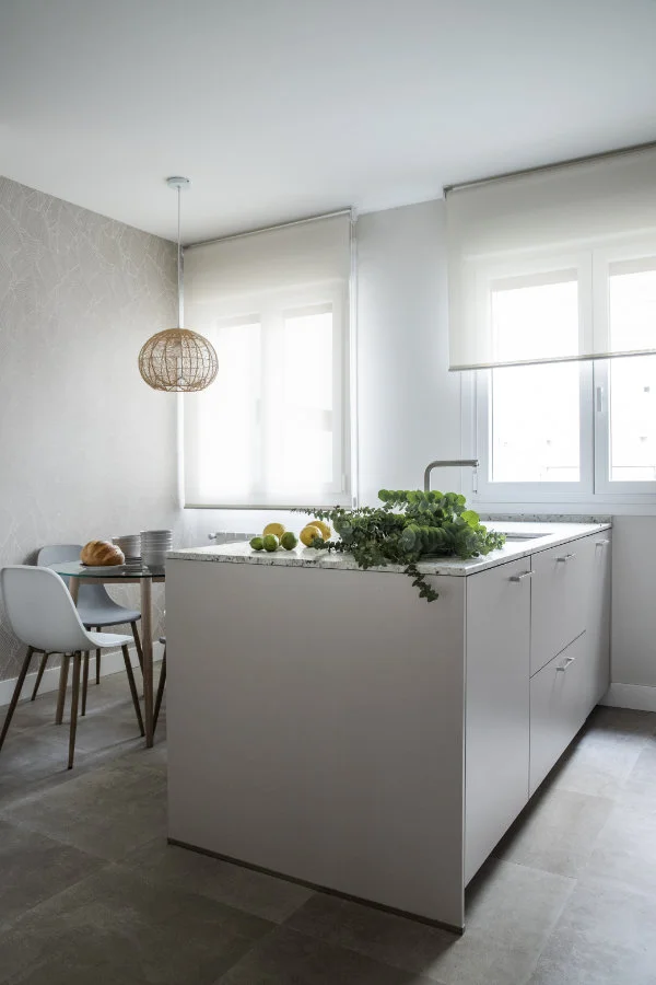 cuisine blanche avec îlot
