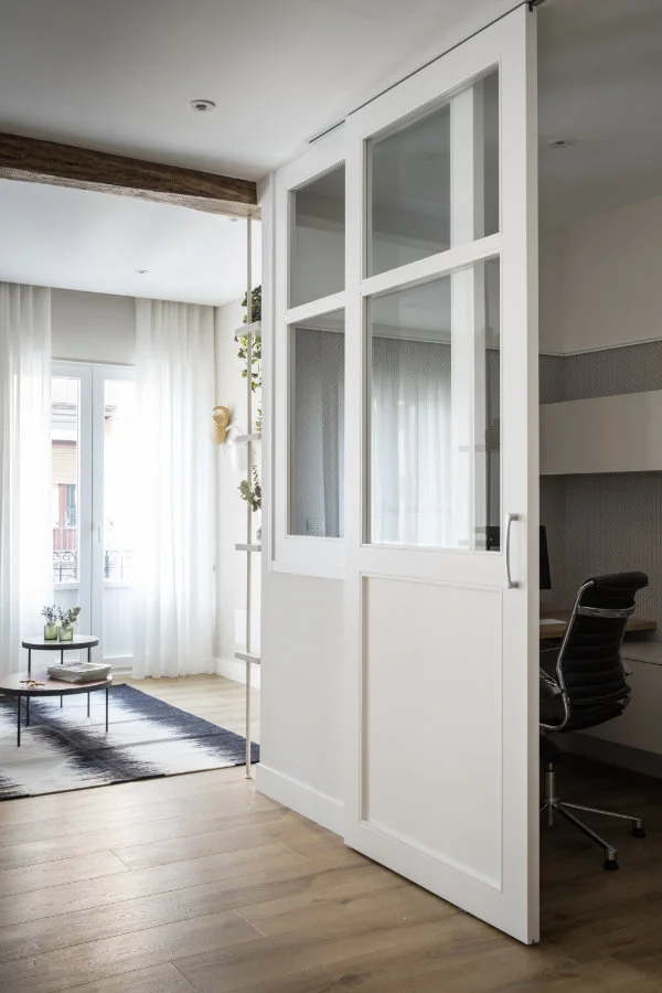 espace bureau fermé dans salon
