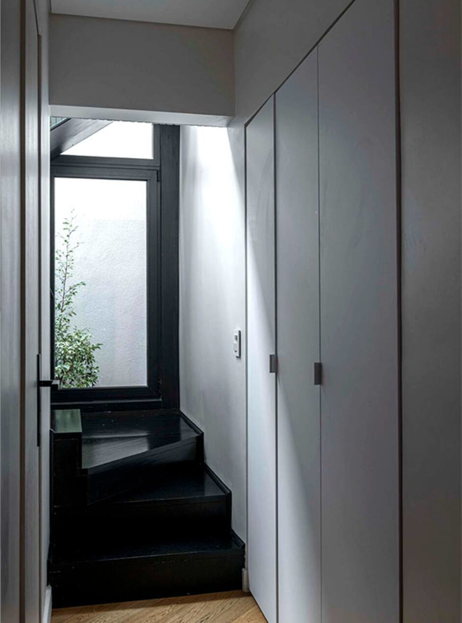 escalier bois noir