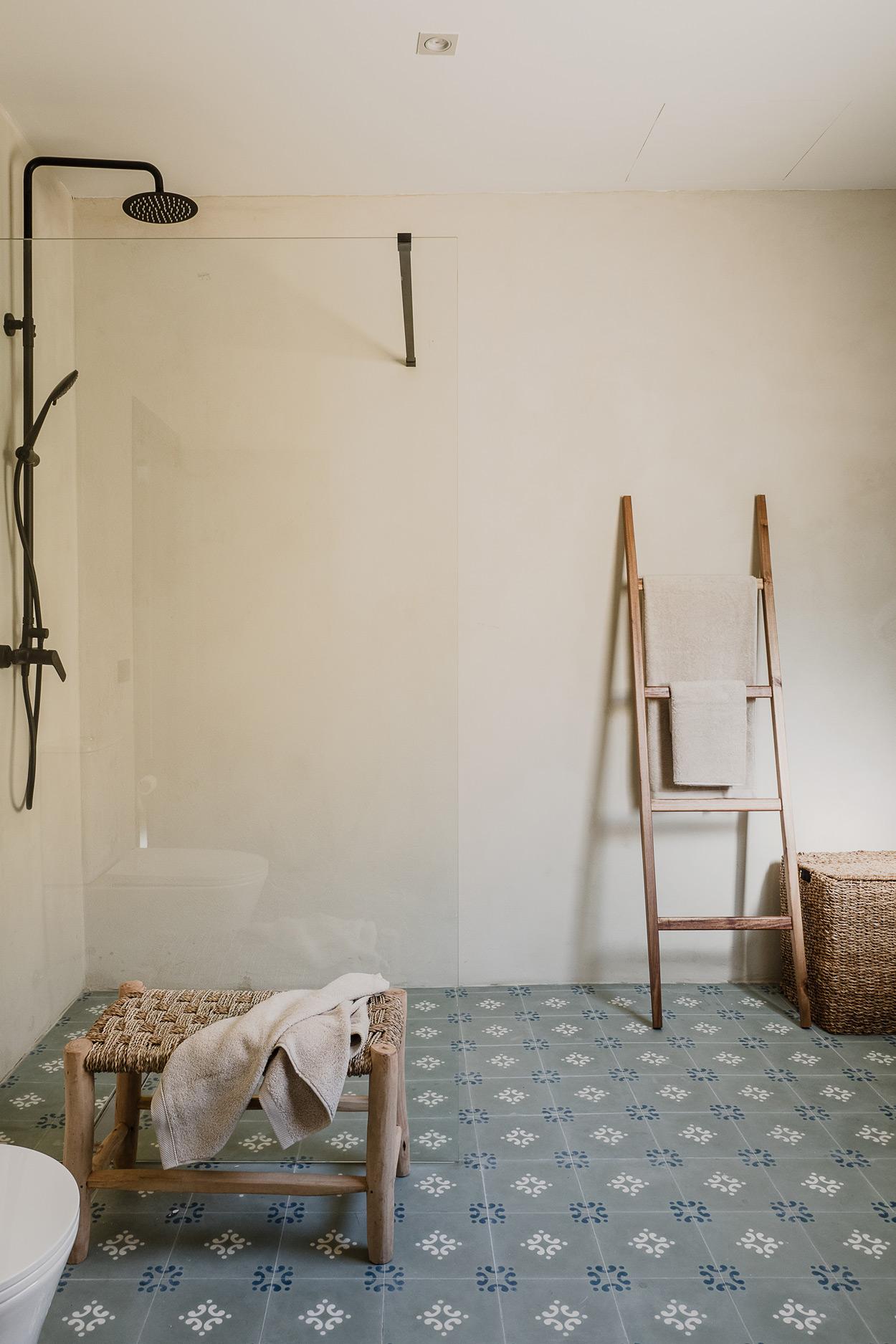 salle de bain minimaliste décoration méditerranéenne