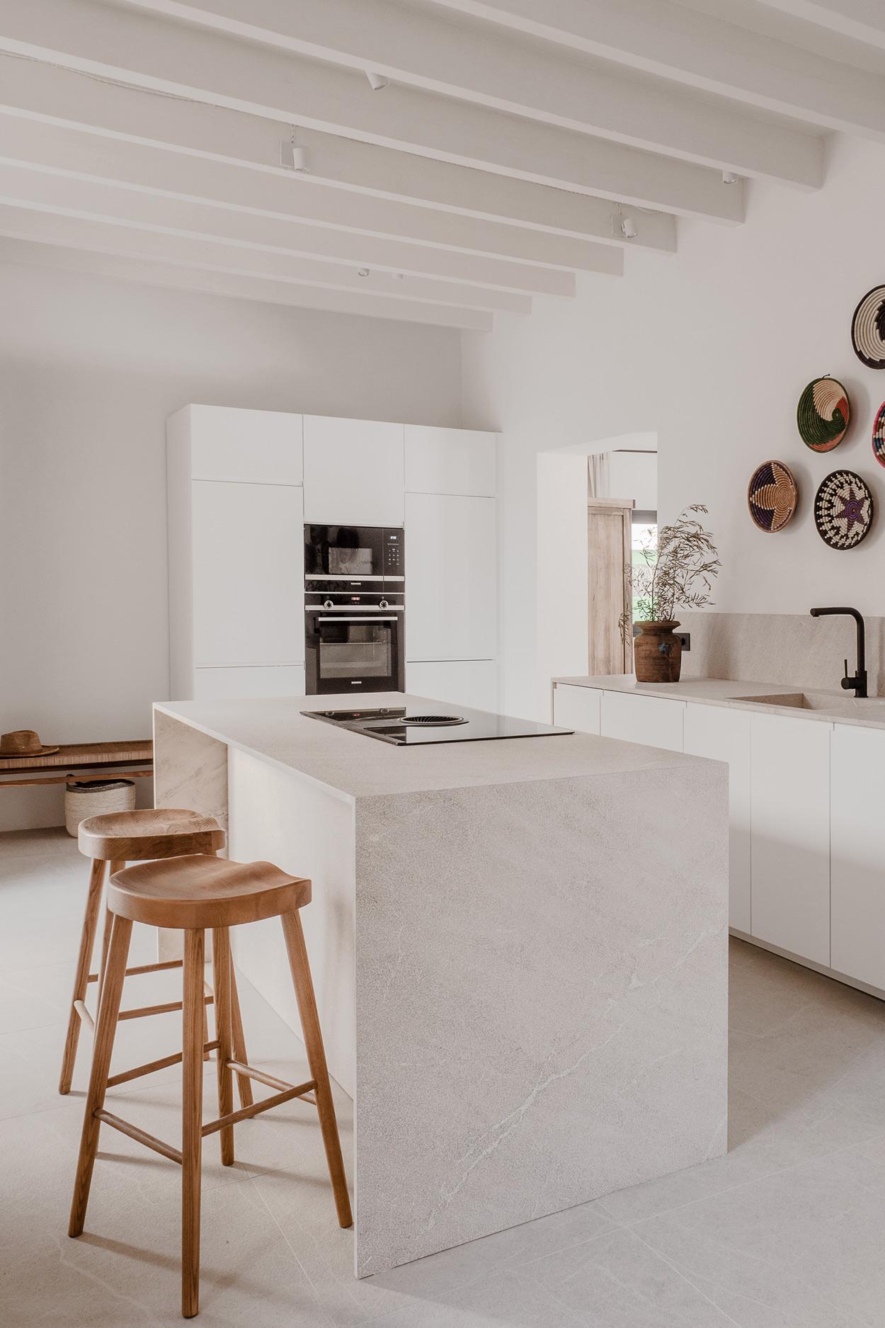 cuisine design blanche avec poutres blanches