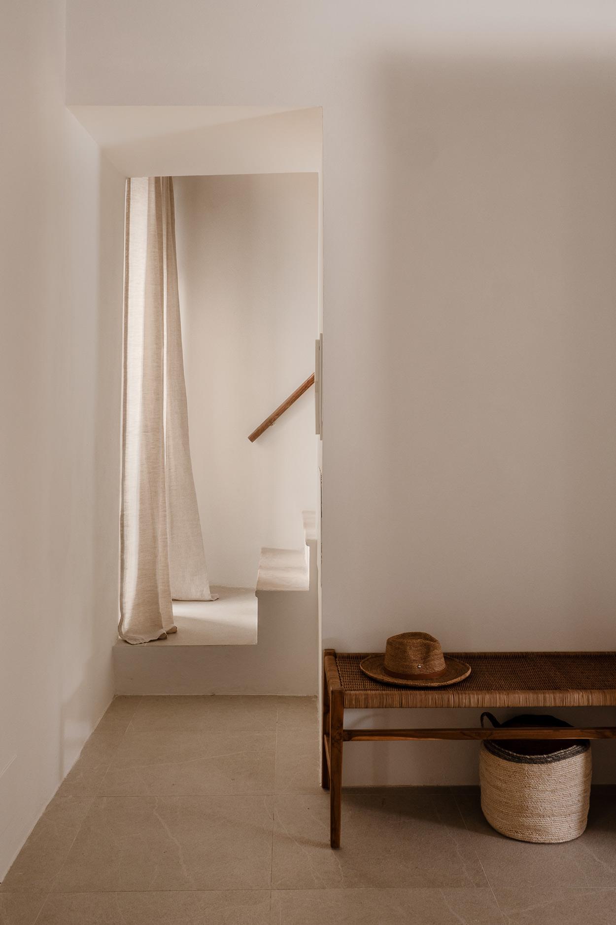 entrée avec banc décoration méditerranéenne