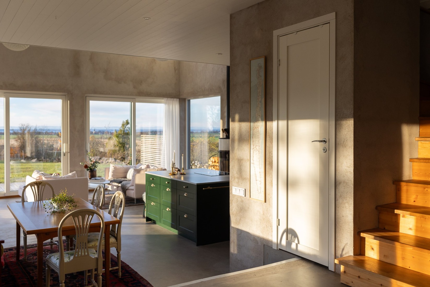 salon avec baies vitrées grande maison design