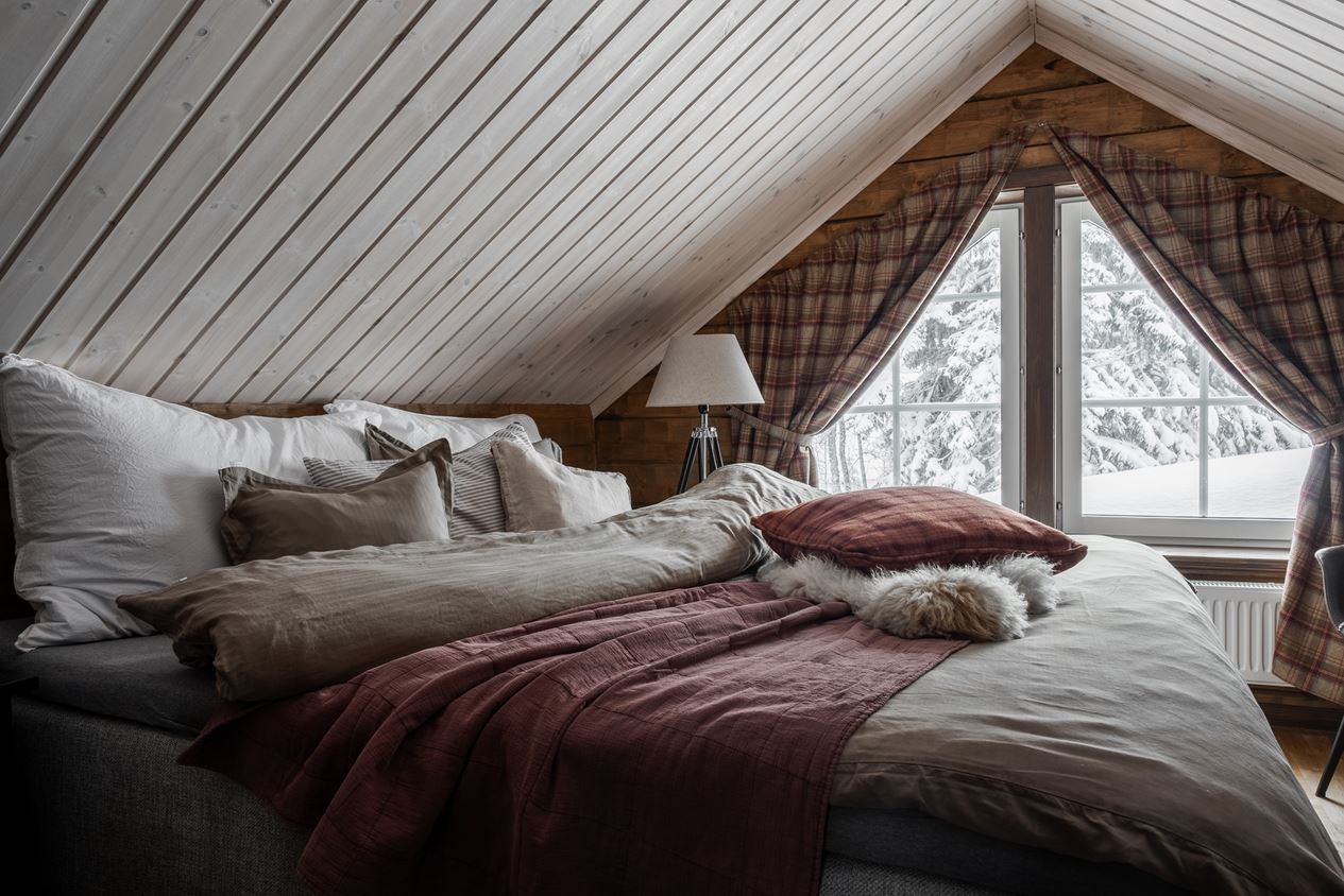chambre mansardée maison à la montagne décoration chalet