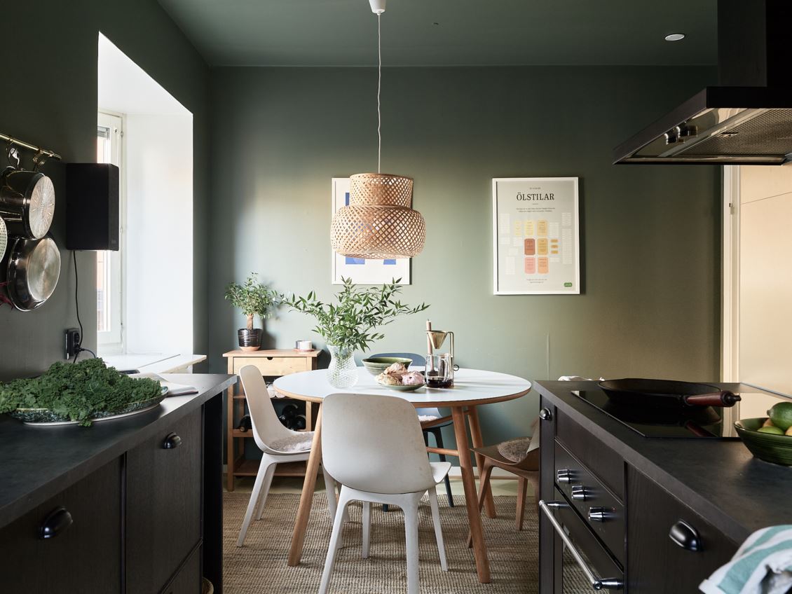 cuisine noire murs verts décoration scandinave